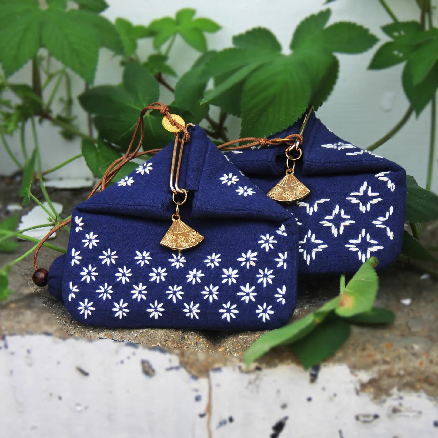 Kit portamonete Sashiko a fiore piccolo – Astuccio portachiavi con ricamo fai-da-te con cornice e tessuto – Kit da cucito per principianti